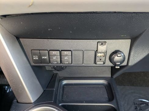 Used 2018 Toyota RAV4 XLE AWD/4WD image 28