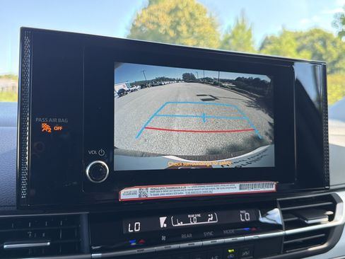 Certified 2025 Toyota Sienna LE w/ LE Plus Package FWD image 7