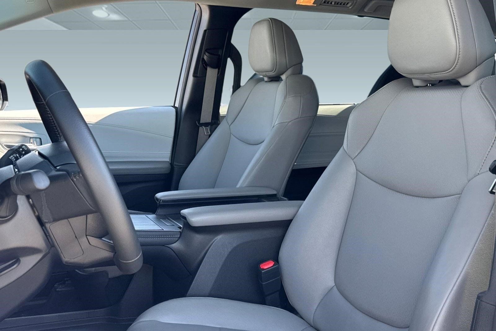 Used 2025 Toyota Sienna XLE FWD image 5