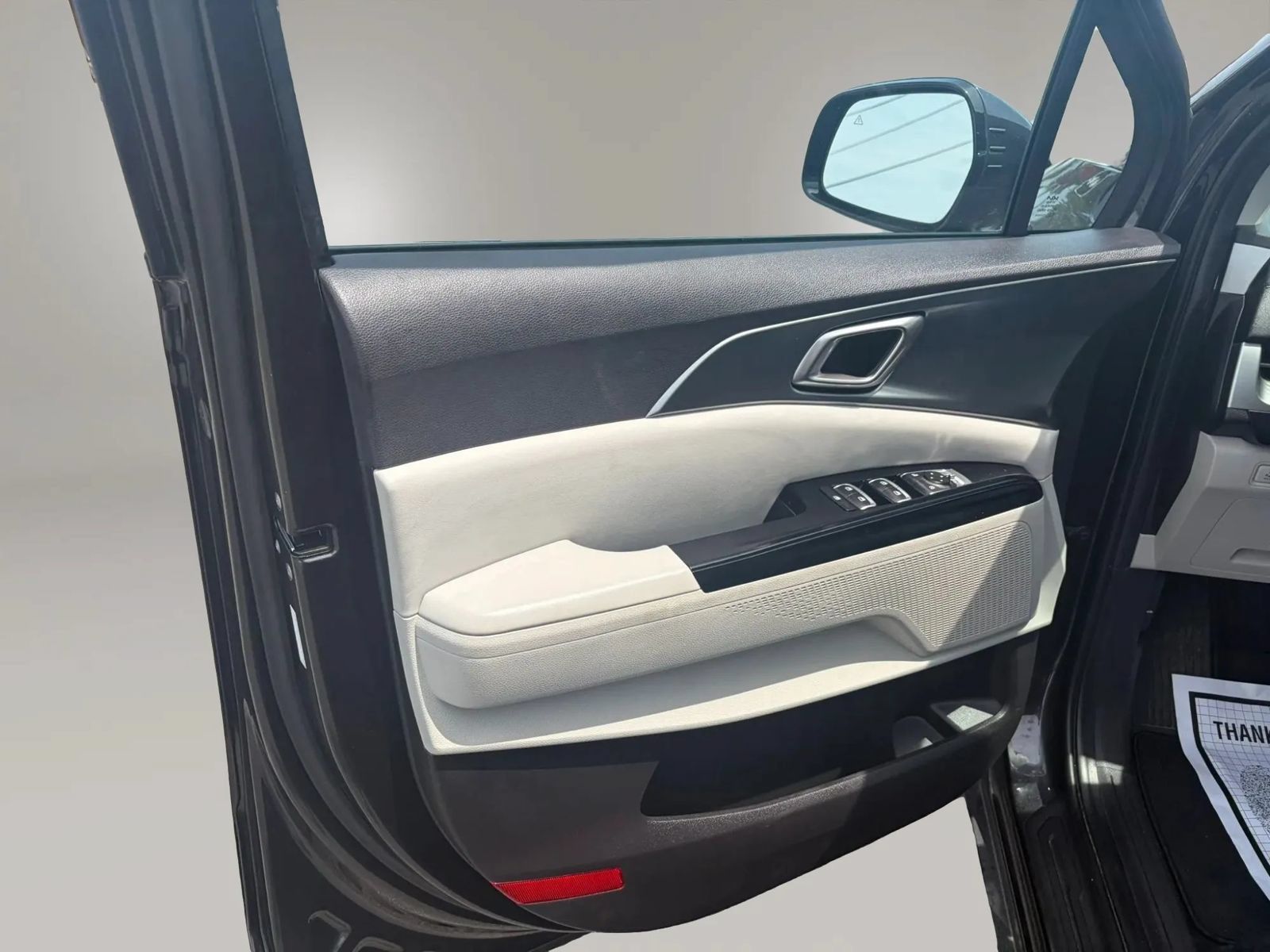 Used 2022 Kia Carnival LX FWD image 22
