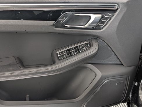 Used 2025 Porsche Macan image 16