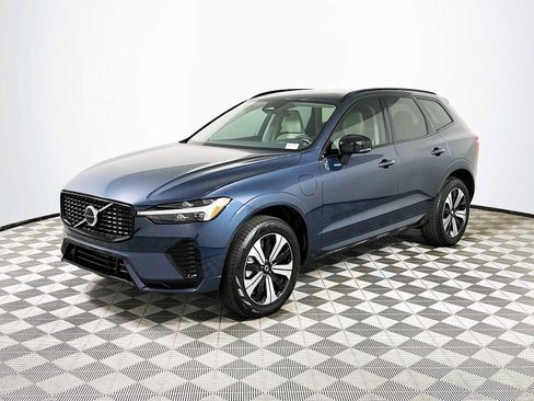 Used 2025 Volvo XC60 T8 Core image 3
