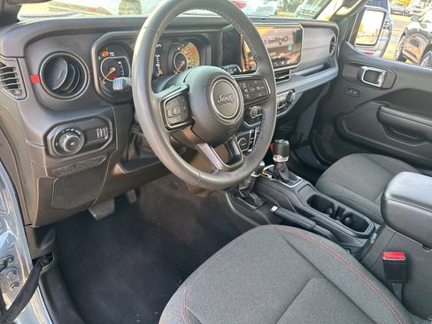 Used 2025 Jeep Wrangler Unlimited Rubicon AWD/4WD image 16