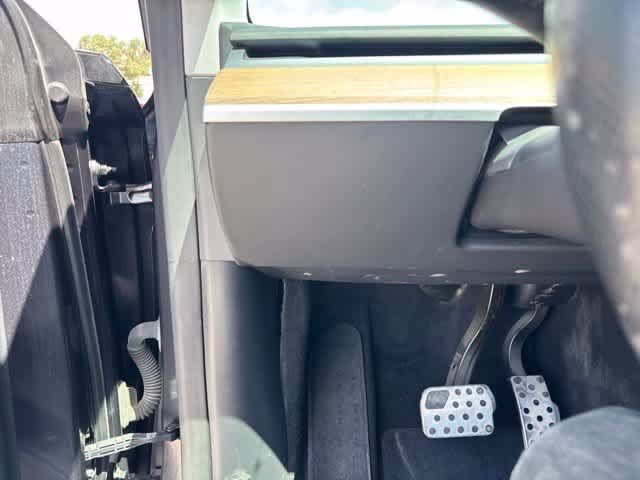 Used 2025 Tesla Model Y Long Range RWD image 9