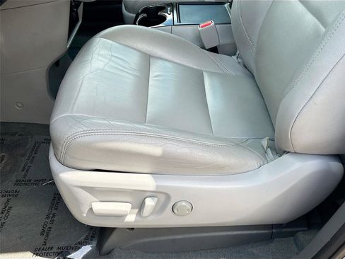 Used 2020 Toyota Sienna XLE FWD image 18
