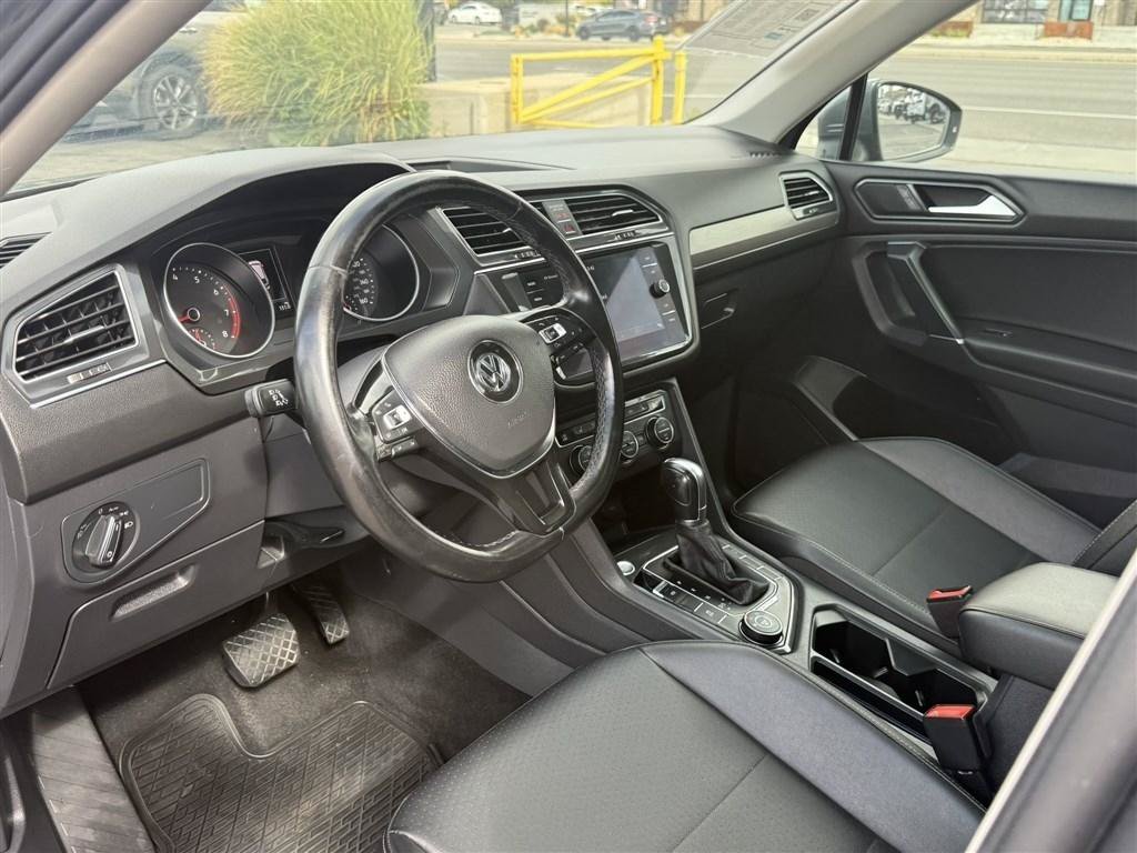 Used 2018 Volkswagen Tiguan SEL AWD/4WD image 14