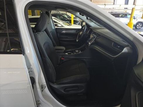 Used 2023 Jeep Grand Cherokee Laredo AWD/4WD image 18