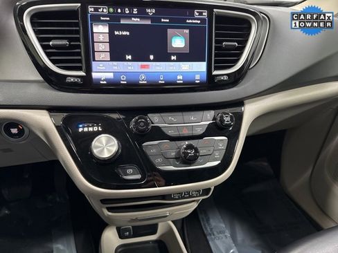 Used 2023 Chrysler Pacifica Touring-L image 16