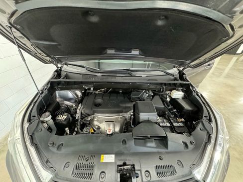 Used 2019 Toyota Highlander LE w/ Phone Cable & Charge Package image 8