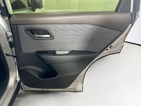 Used 2023 Nissan Rogue SV image 29