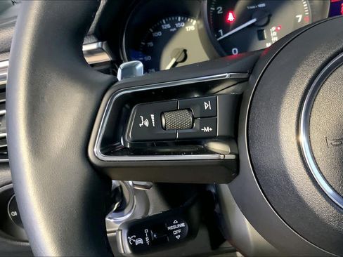 Used 2025 Porsche Macan image 27