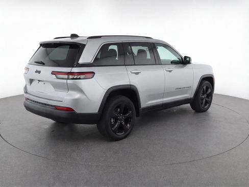 Used 2023 Jeep Grand Cherokee L Laredo RWD image 9
