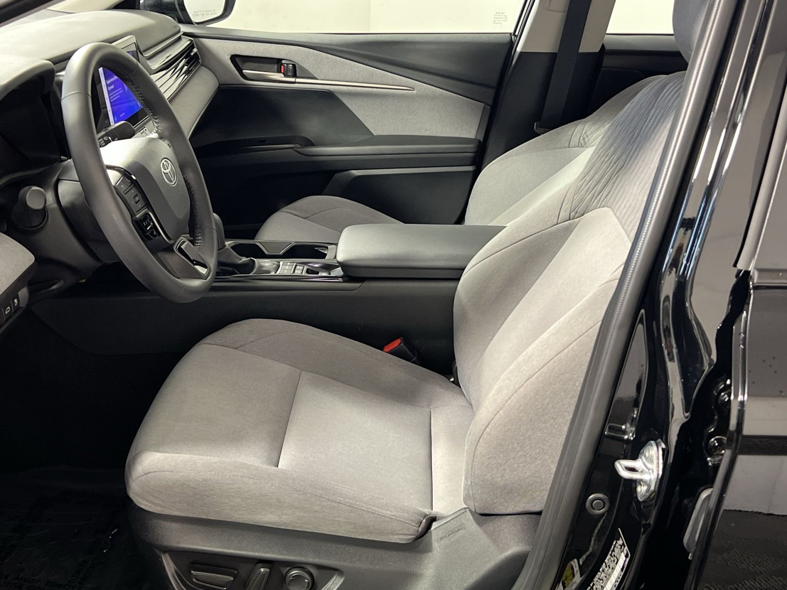 Used 2025 Toyota Camry LE w/ Convenience Package FWD image 13