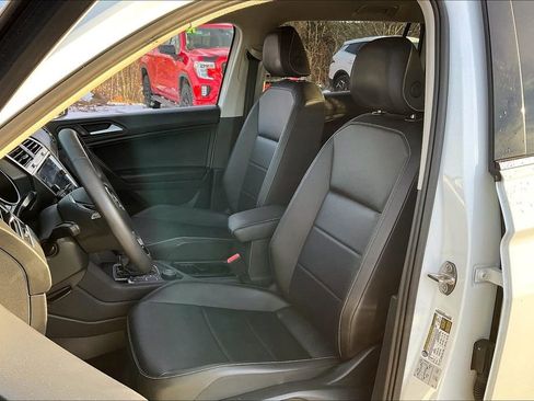 Used 2021 Volkswagen Tiguan SE image 9