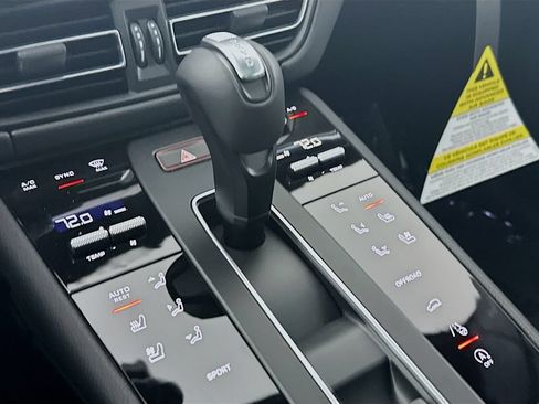 Certified 2026 Porsche Macan AWD/4WD image 19
