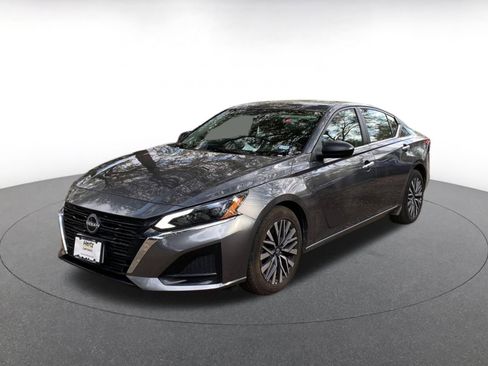 Used 2025 Nissan Altima 2.5 SV image 3