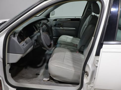 Used 2006 Lincoln Town Car Signature RWD image 10