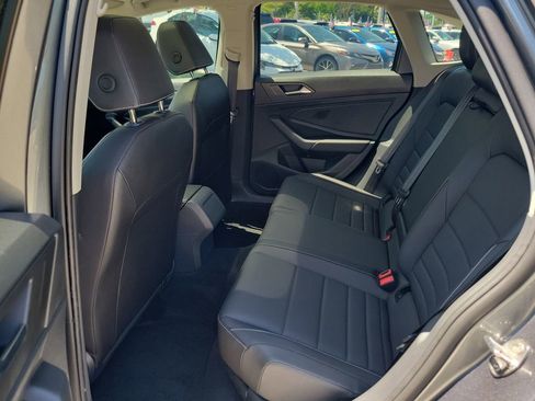 Used 2024 Volkswagen Jetta SE FWD image 8