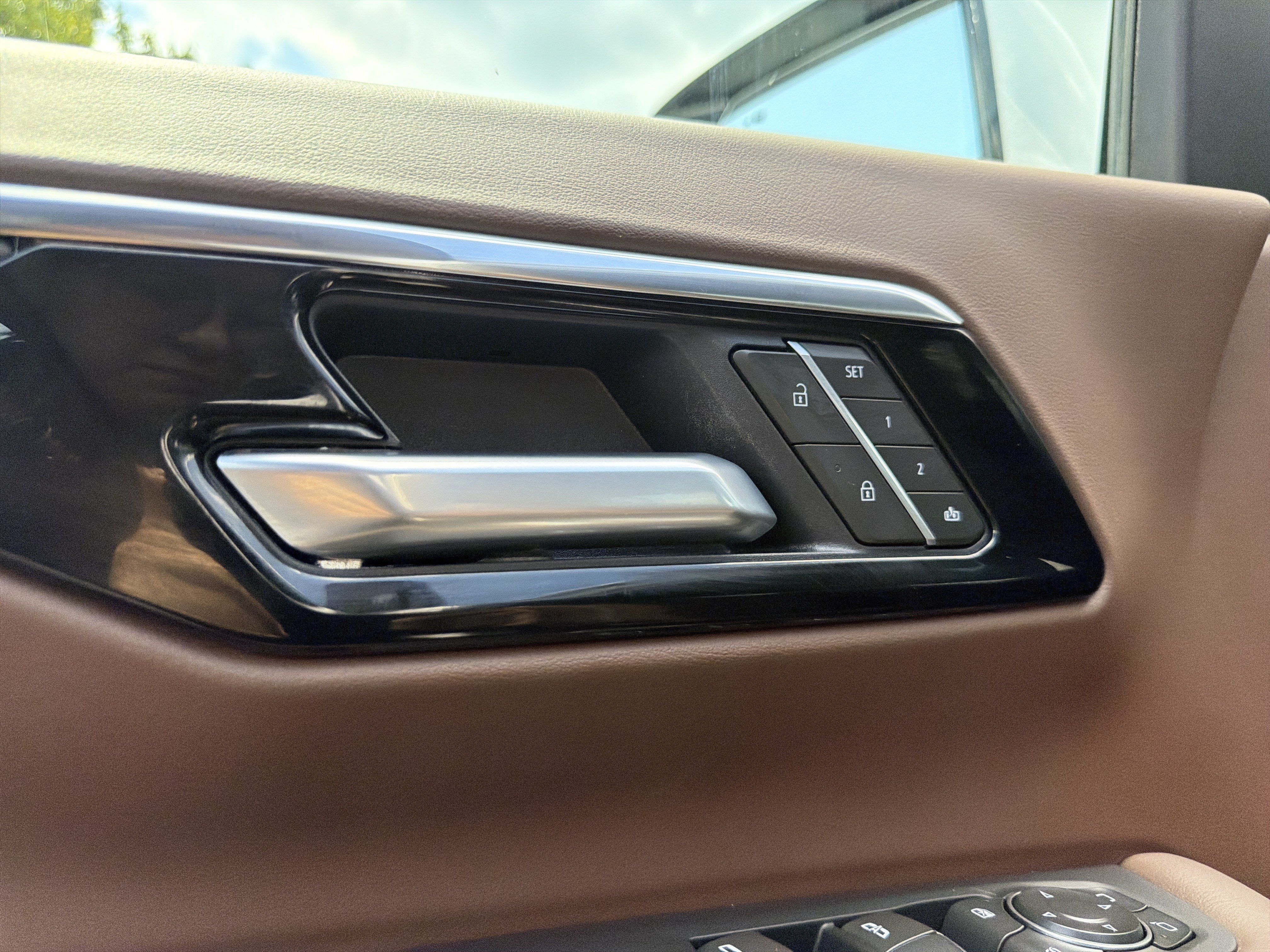 Used 2025 Chevrolet Tahoe High Country AWD/4WD image 25