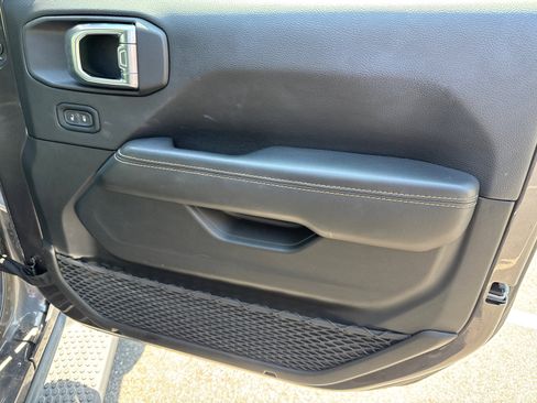 Used 2025 Jeep Wrangler Unlimited Sahara AWD/4WD image 16