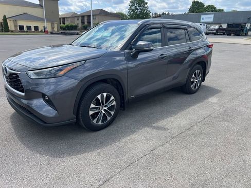 Used 2023 Toyota Highlander XLE AWD/4WD image 3