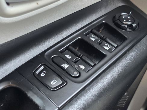 Used 2019 Jeep Renegade Limited AWD/4WD image 9