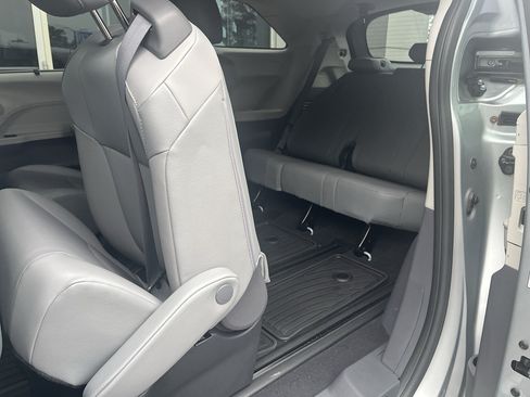 Used 2022 Toyota Sienna XLE AWD/4WD image 9