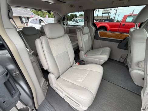 Used 2009 Chrysler Town & Country Limited w/ Entertainment Group #3 FWD image 12
