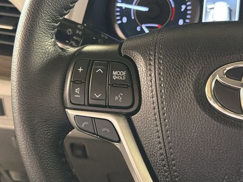 Used 2020 Toyota Sienna XLE image 22