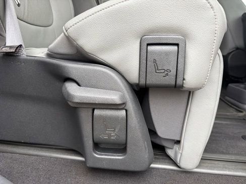 Used 2022 Toyota Sienna Limited image 33