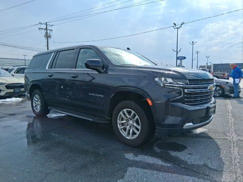 Used 2024 Chevrolet Suburban LT image 3