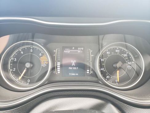 Used 2019 Jeep Cherokee Latitude Plus w/ Cold Weather Group AWD/4WD image 32