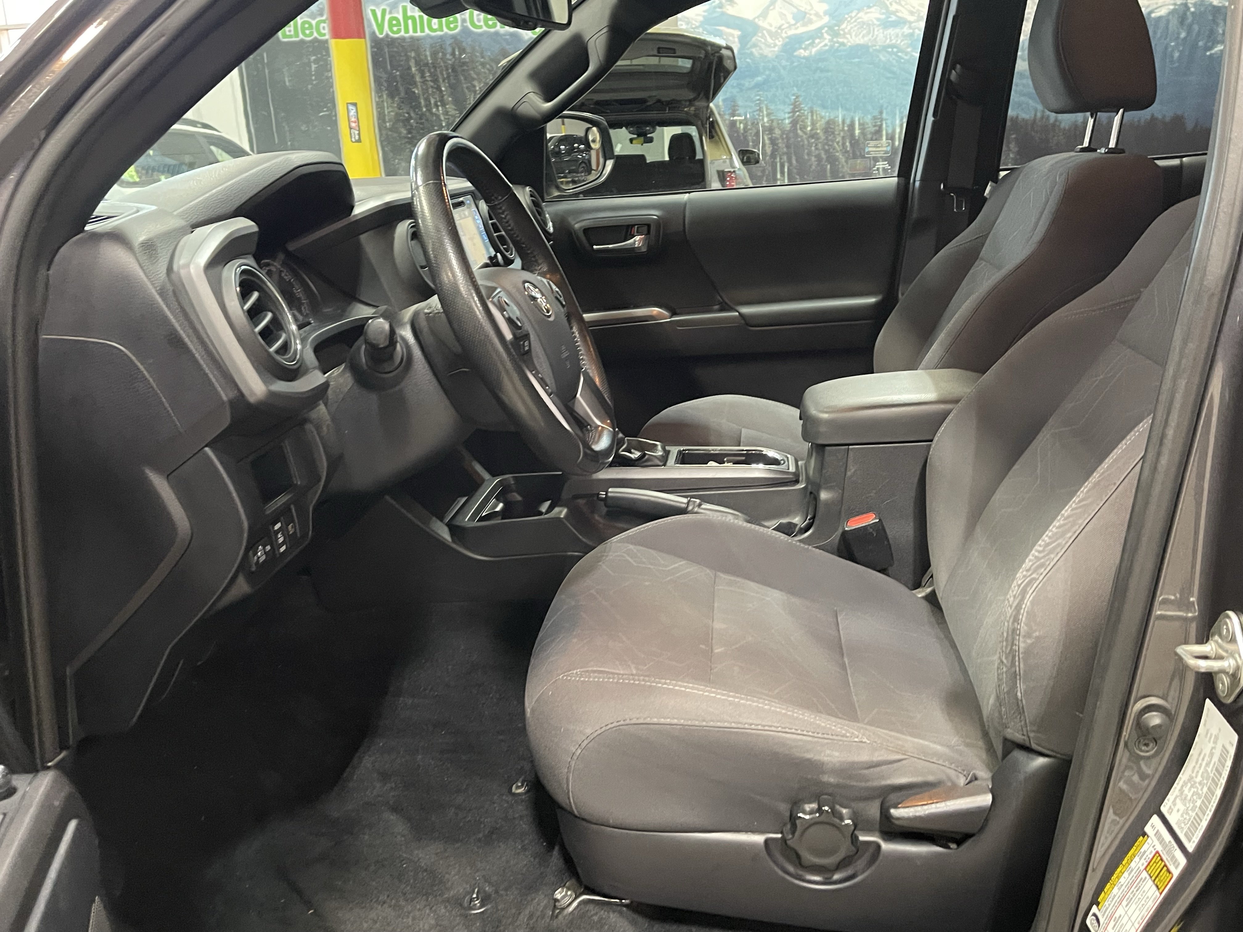Used 2019 Toyota Tacoma TRD Off-Road AWD/4WD image 11