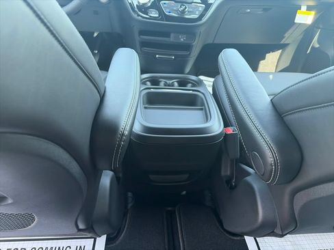 New 2027 Chrysler Pacifica Select FWD image 12