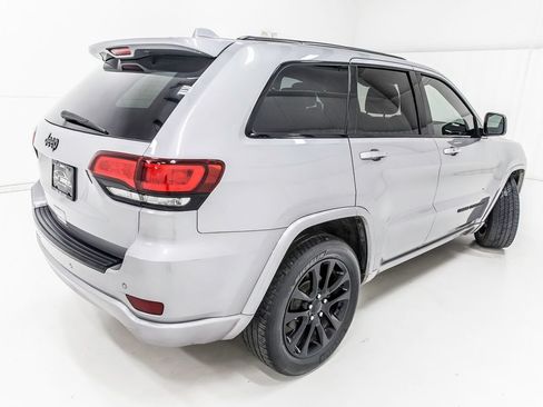 Used 2018 Jeep Grand Cherokee Altitude RWD image 8