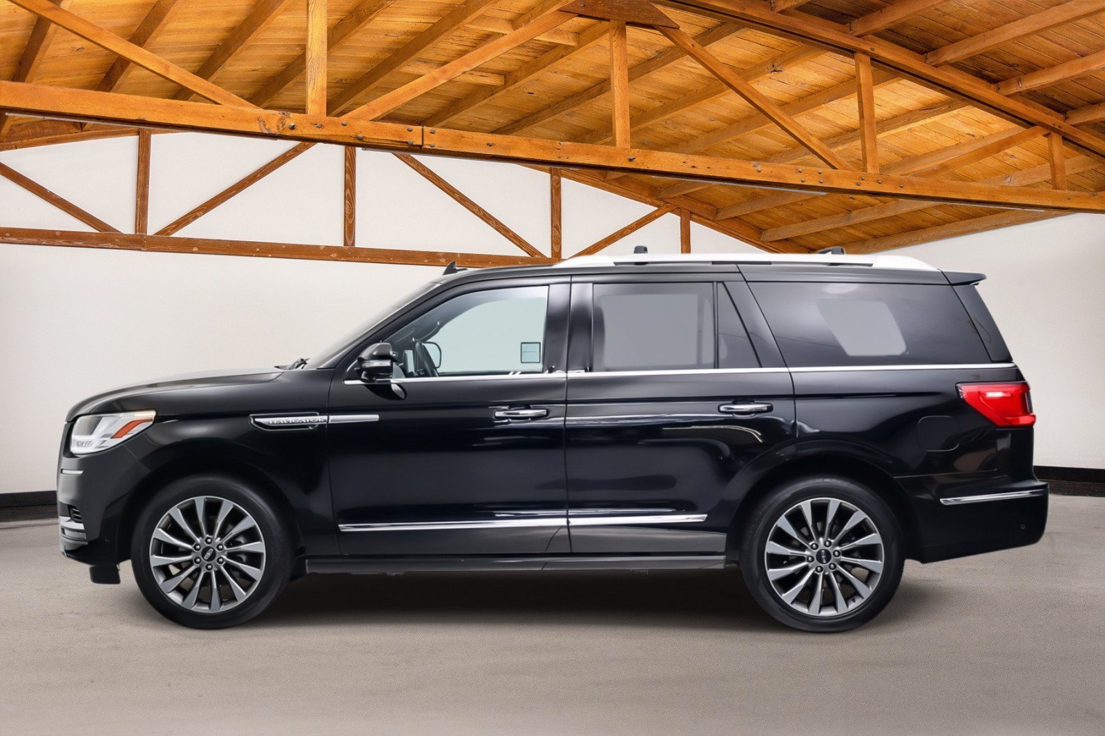 Used 2018 Lincoln Navigator Select w/ Technology Package RWD image 2