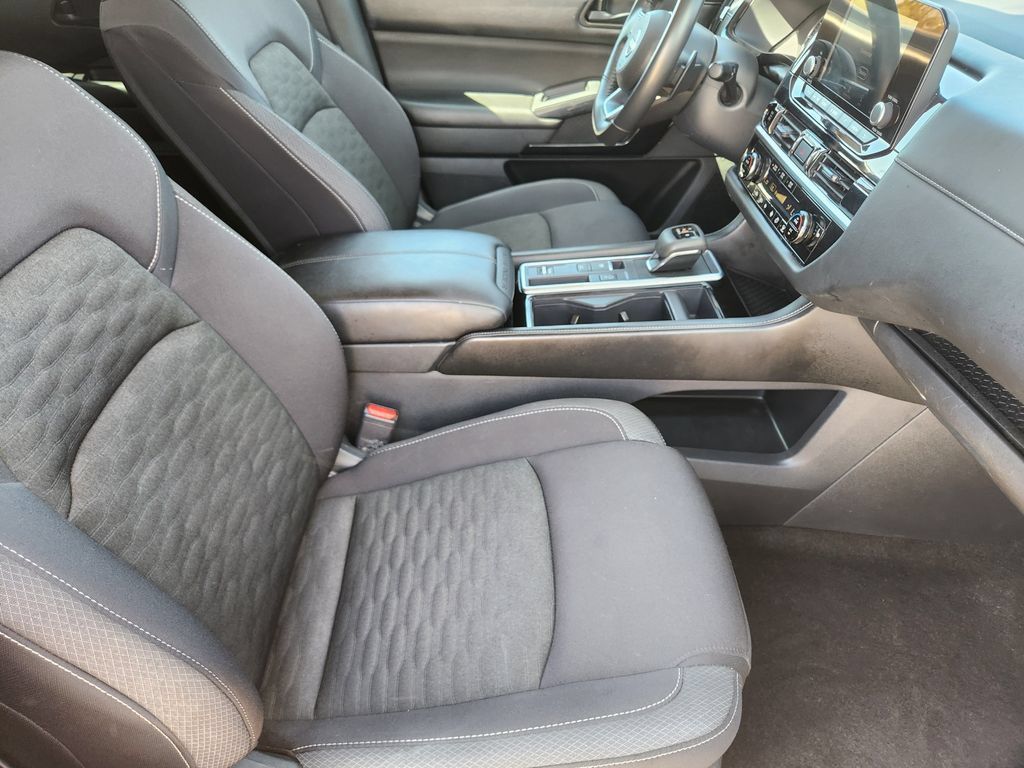 Used 2025 Nissan Pathfinder SV FWD image 22
