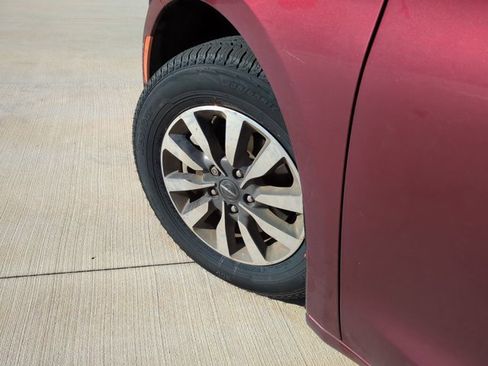 Used 2021 Chrysler Pacifica Touring-L w/ Premium & Safety Sphere Group image 7