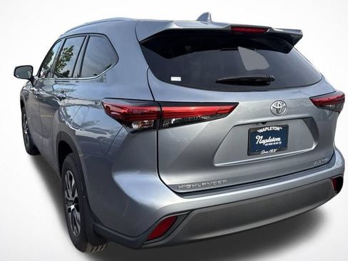 Used 2021 Toyota Highlander XLE AWD/4WD image 19