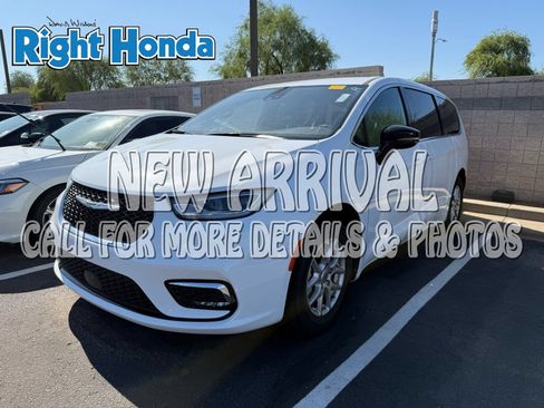 Used 2025 Chrysler Pacifica Select FWD image 1