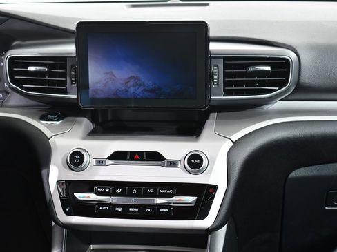 Used 2023 Ford Explorer XLT w/ Equipment Group 202A image 9