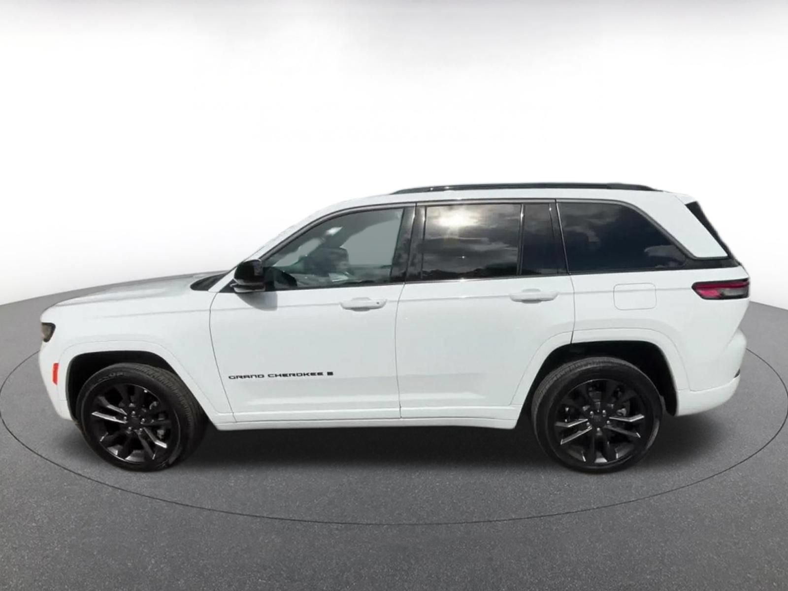 Used 2026 Jeep Grand Cherokee Limited AWD/4WD image 7
