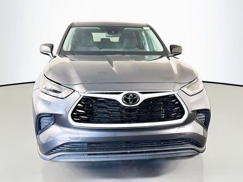 Used 2023 Toyota Highlander L FWD image 2