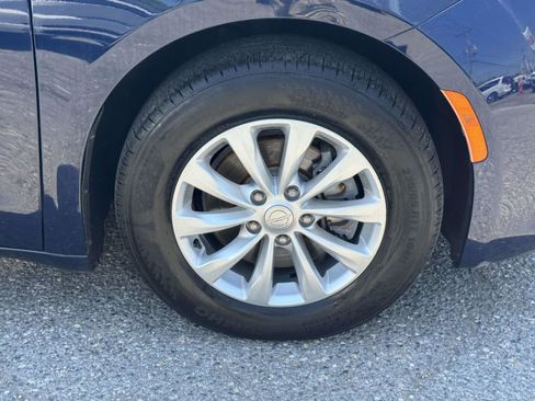 Used 2019 Chrysler Pacifica Touring-L FWD image 9