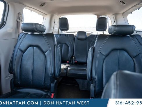 Used 2022 Chrysler Pacifica Touring-L FWD image 17