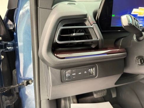 Used 2024 Chevrolet Traverse RS image 12