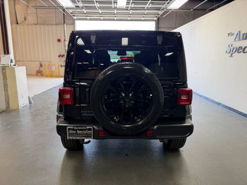Used 2025 Jeep Wrangler Unlimited Sahara AWD/4WD image 5