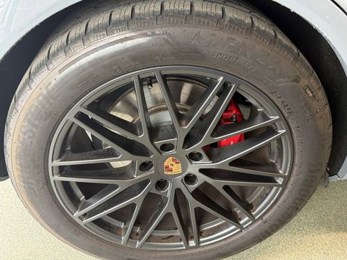 Used 2025 Porsche Cayenne GTS AWD/4WD image 35