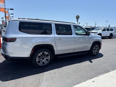 Used 2024 Jeep Wagoneer L Series II w/ Flexible Seating Group RWD image 19