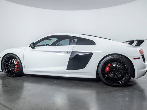 Used 2018 Audi R8 V10 w/ Premium Package RWD image 9